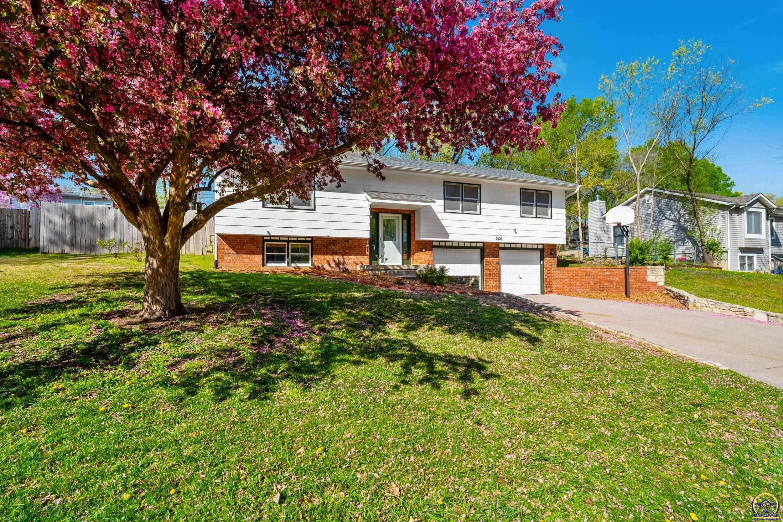 240 Robin Hood Dr, Junction City, KS 66441