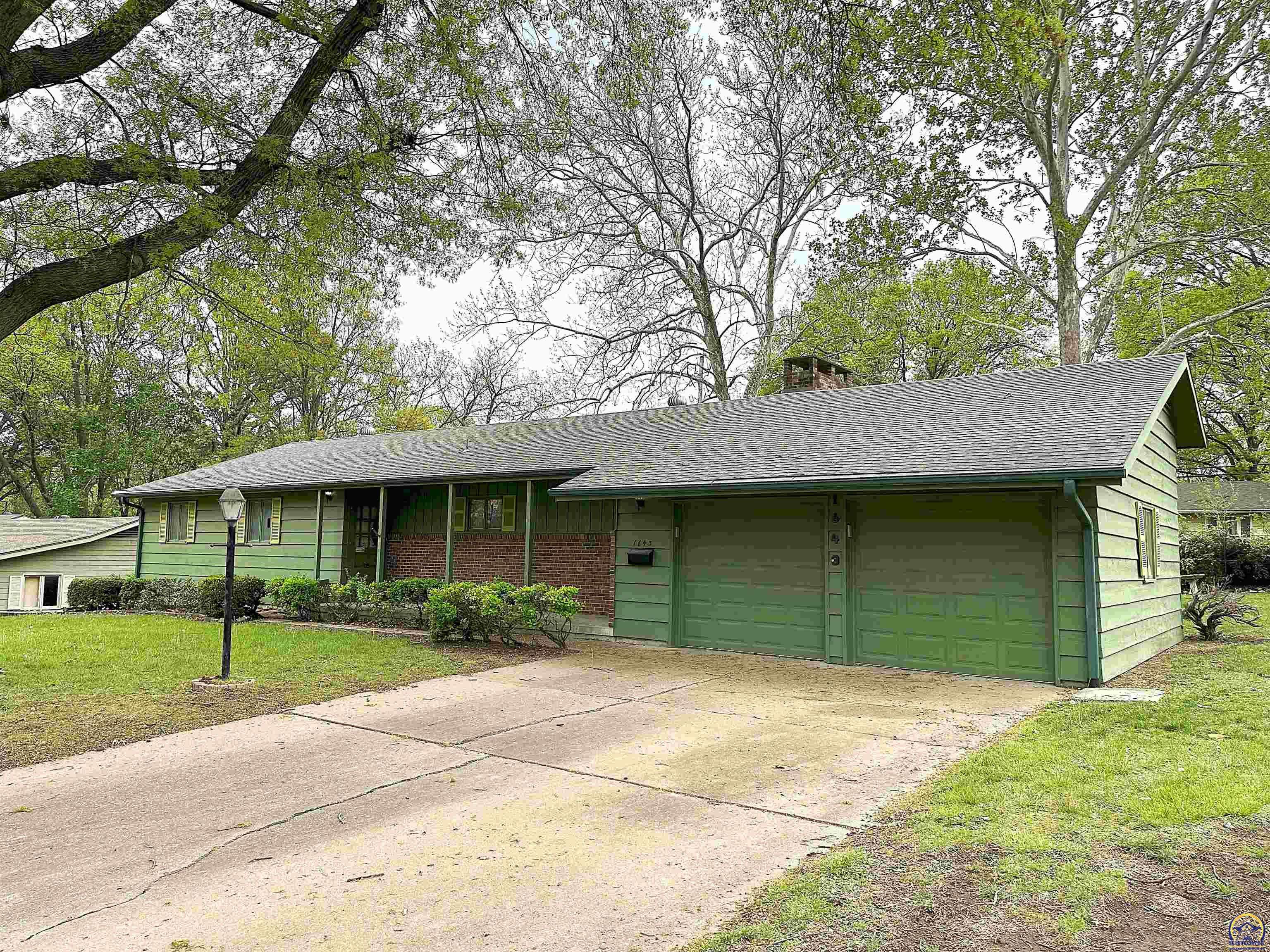 Topeka, KS 66611,1643 SW Withdean RD