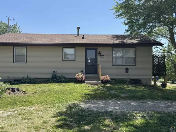 8833 Hickory LN, Ozawkie, KS 66070