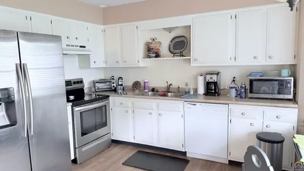 Topeka, KS 66614-0000,5724 SW Foxcroft North CIR