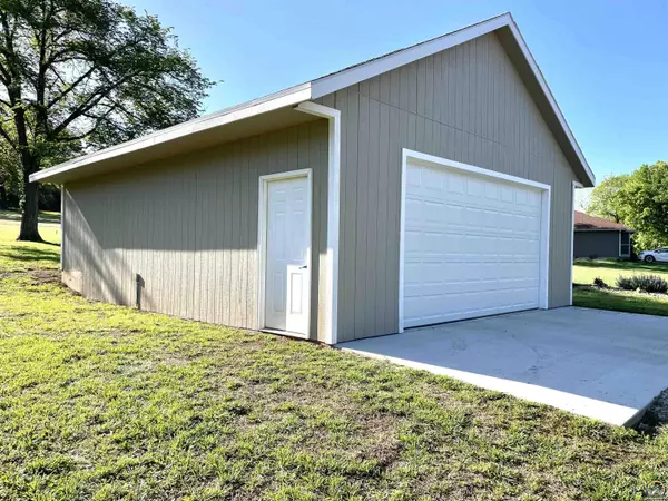 Ozawkie, KS 66070,8051 Rock Creek DR