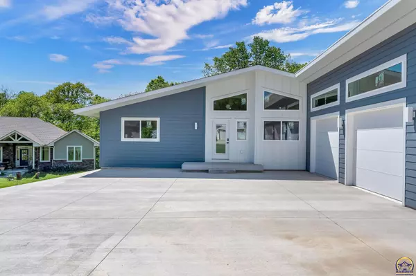 Topeka, KS 66618,3339 NW Dawdy CT