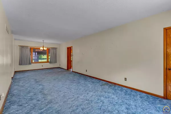 Topeka, KS 66614,2117 SW Indian Trail