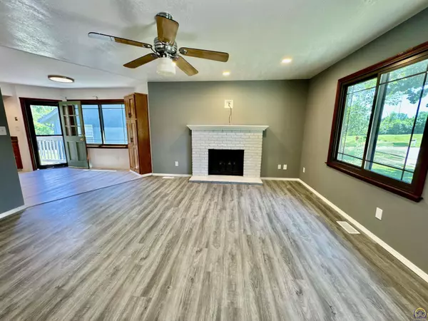 Topeka, KS 66614,3644 SW Eveningside DR