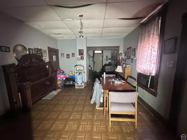 Topeka, KS 66606,419 SW Western AVE