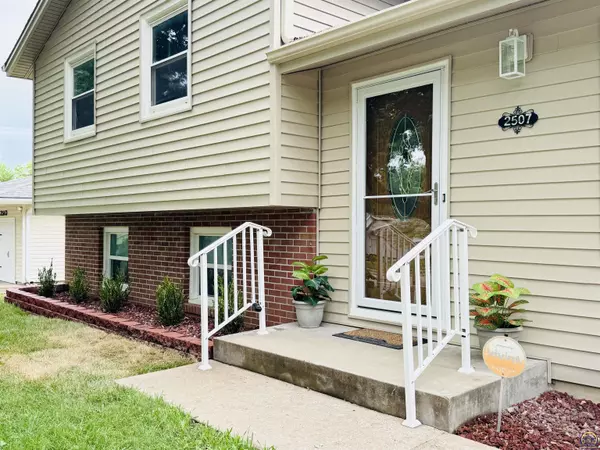 Topeka, KS 66614,2507 SW Prairie RD