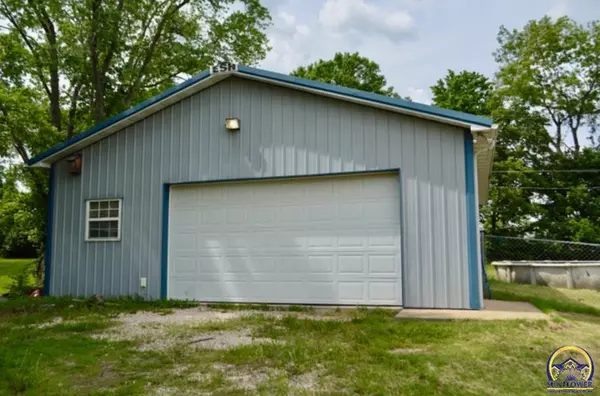 Topeka, KS 66605,3848 SE 23rd TER