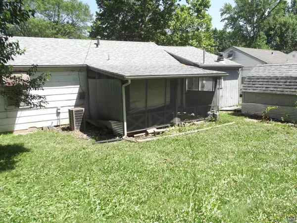 Topeka, KS 66614,2305 SW Seabrook AVE