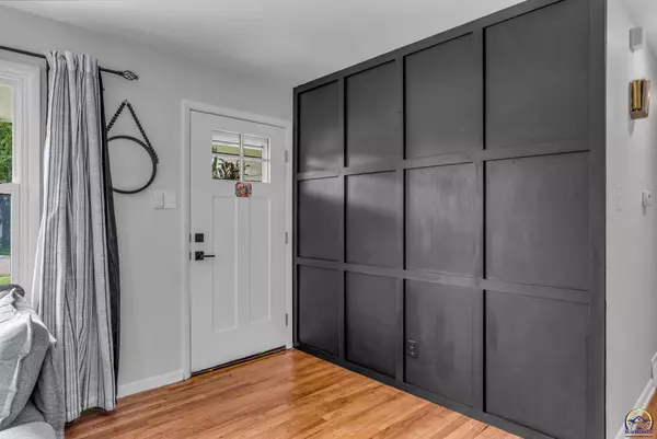 Topeka, KS 66614,2511 SW Crest DR