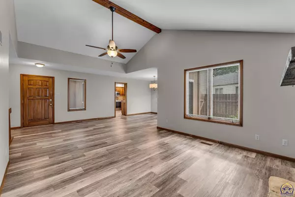 Topeka, KS 66614,3022 SW Hunters LN