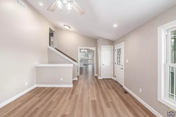 Topeka, KS 66610,4330 SW Lakeside DR