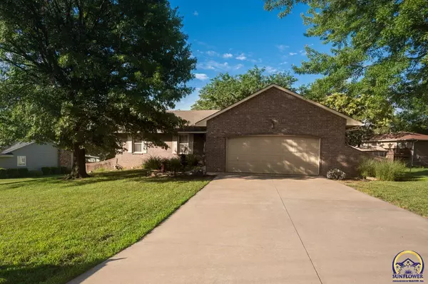 2121 NW Kendall DR, Topeka, KS 66618