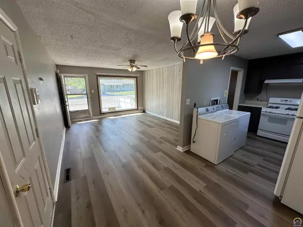 Topeka, KS 66605,2133 SE Market ST