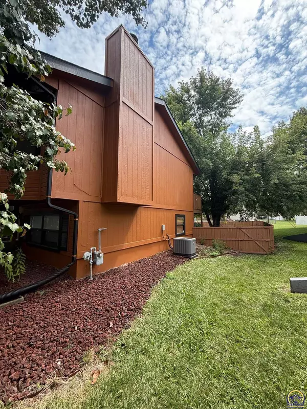 Topeka, KS 66614,7419 SW 26th CT