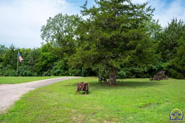 Topeka, KS 66610,5706 SW Urish RD