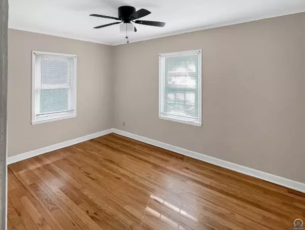 Topeka, KS 66606,728 SW Lindenwood AVE