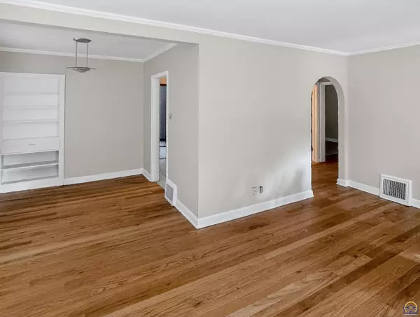 Topeka, KS 66606,728 SW Lindenwood AVE