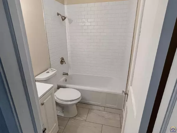 Topeka, KS 66606,728 SW Lindenwood AVE