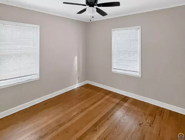 Topeka, KS 66606,728 SW Lindenwood AVE