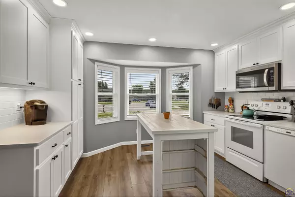 Topeka, KS 66614,2811 SW Lincolnshire CT