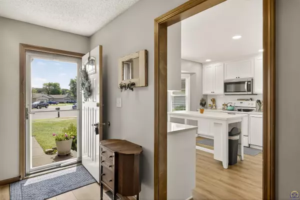 Topeka, KS 66614,2811 SW Lincolnshire CT