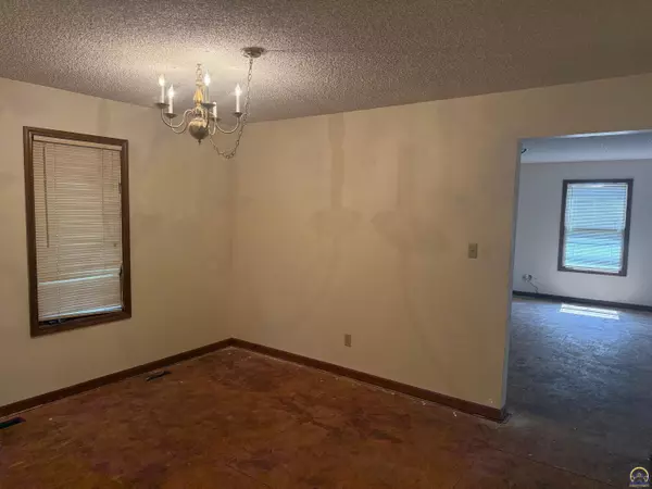 Topeka, KS 66614,2509 SW Staffordshire RD