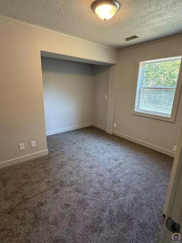 Topeka, KS 66614,2416 SW Moundview DR