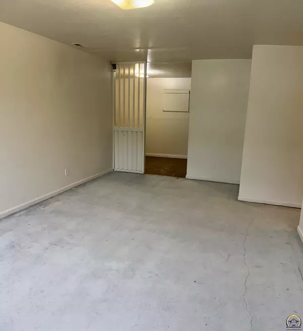 Topeka, KS 66605,524 SE 33rd TER