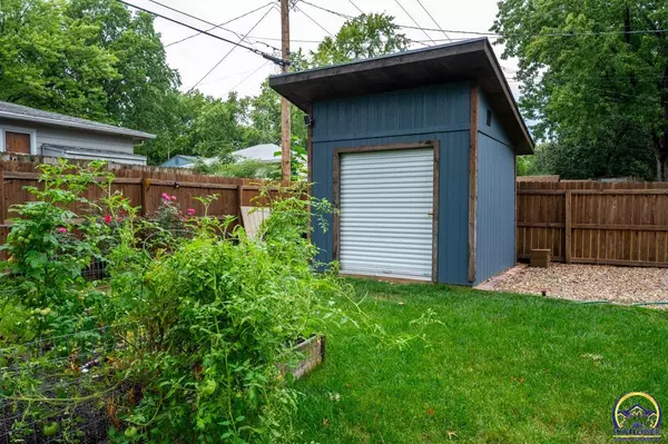 Topeka, KS 66604,1921 SW Crest DR