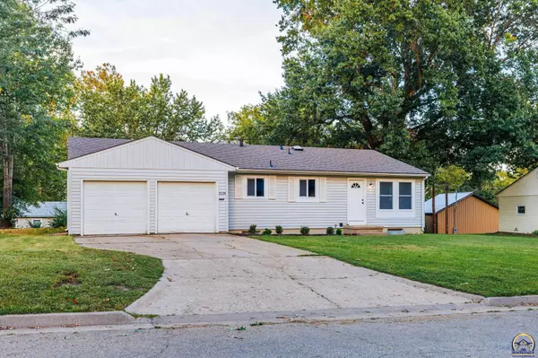 2124 SW Meadow LN, Topeka, KS 66614