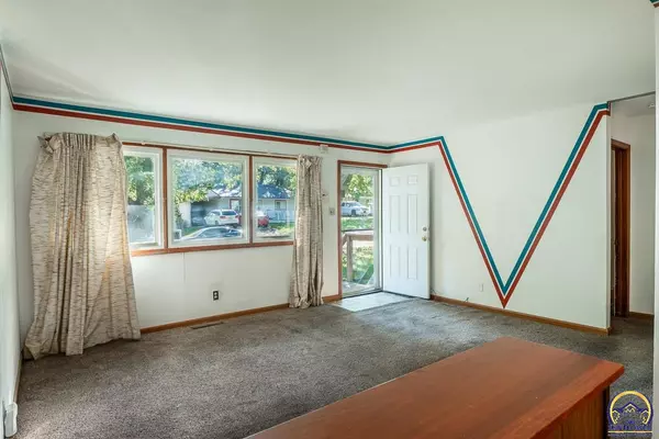 Topeka, KS 66605,3117 SE Dupont ST