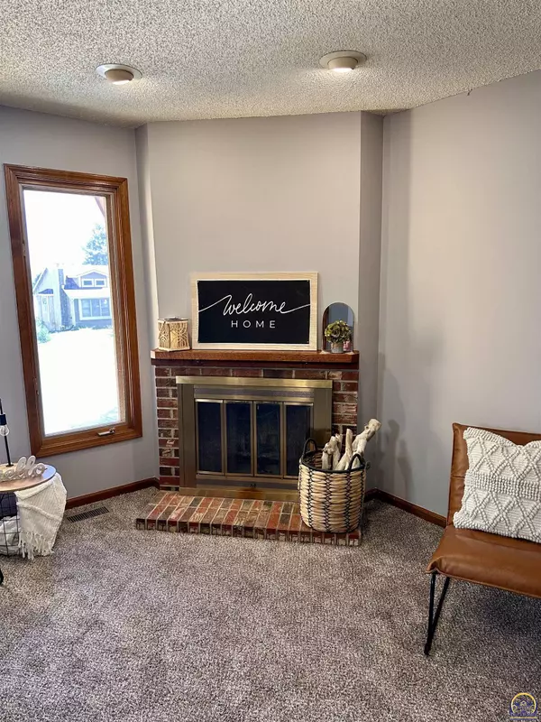 Topeka, KS 66614,3609 SW Eveningside DR