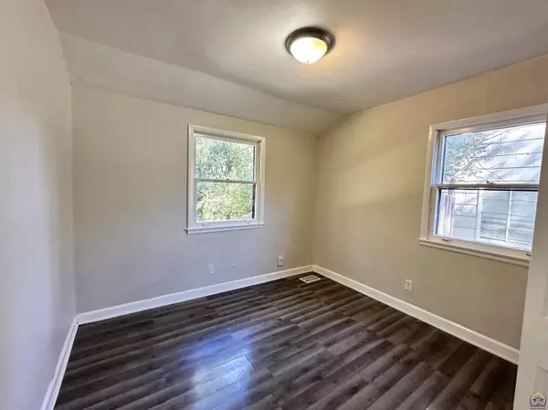 Topeka, KS 66611,3543 SW Kerry AVE