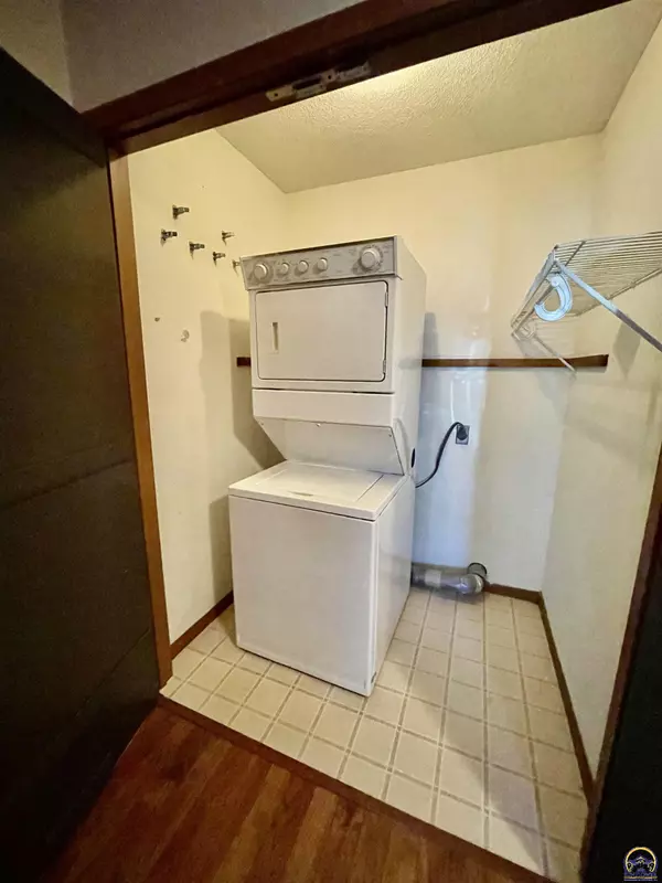 Topeka, KS 66614,3572 SW Willow Brook DR