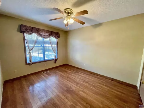 Topeka, KS 66614,3572 SW Willow Brook DR