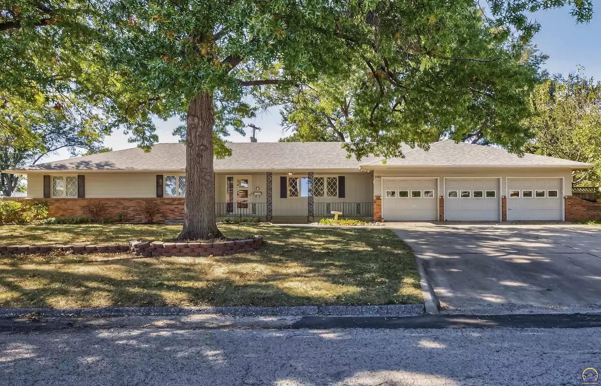 Topeka, KS 66614,2401 SW Crest DR