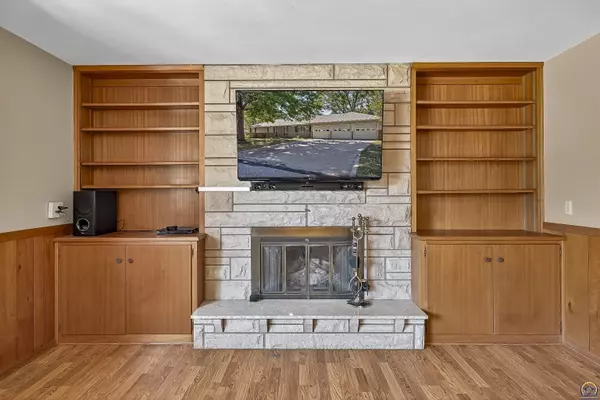 Topeka, KS 66614,2401 SW Crest DR