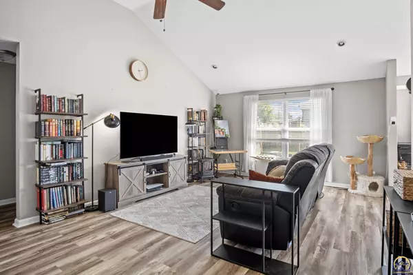 Topeka, KS 66609,211 SE 44th Ter