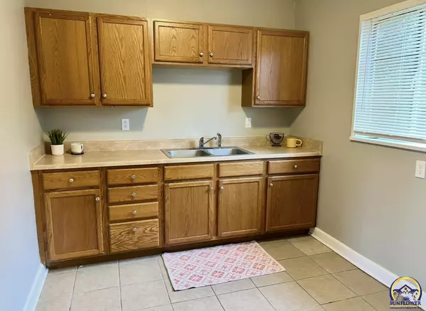 Topeka, KS 66611,3387 SW Clare AVE