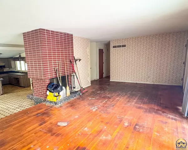 Topeka, KS 66614,4741 SW Twilight DR