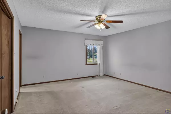 Topeka, KS 66605,2942 SE Meadowview DR