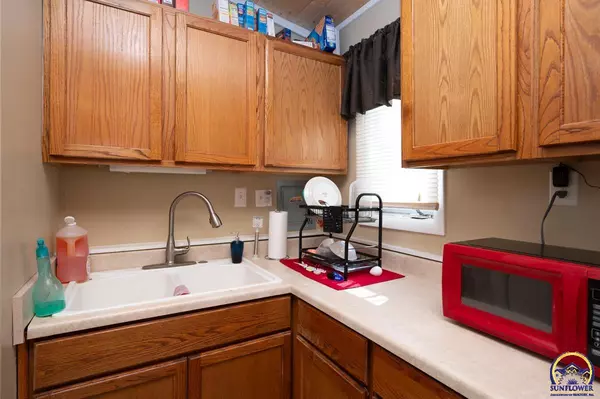 Topeka, KS 66611,909 SW 31st St