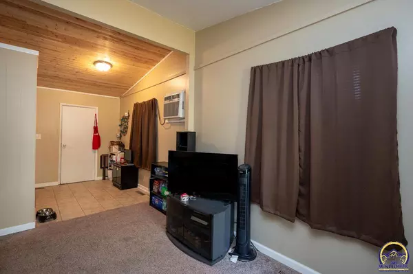 Topeka, KS 66611,909 SW 31st St