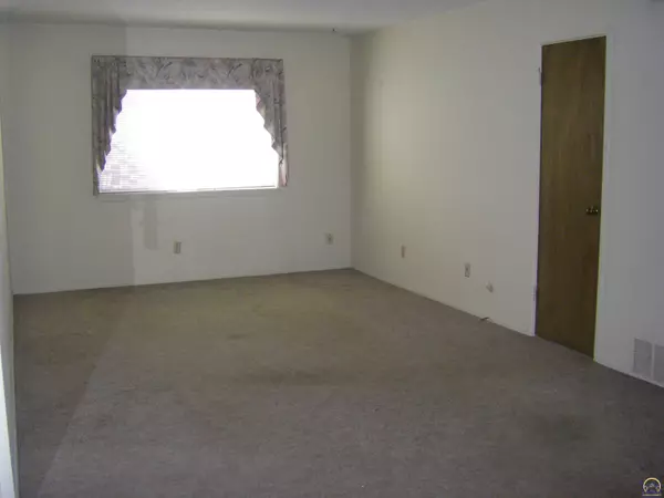 Topeka, KS 66611,2319 SW Briarwood North PLZ ##208C