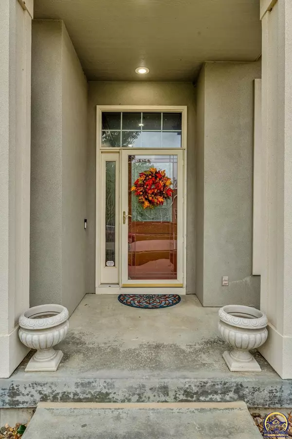 Topeka, KS 66614,2801 SW Windermere DR