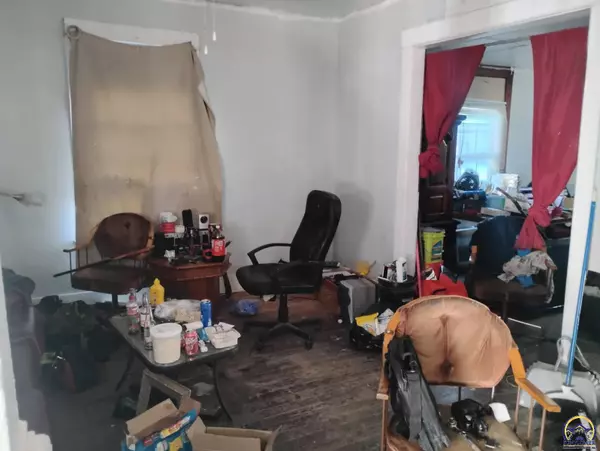 Topeka, KS 66612,317 SE 11th ST