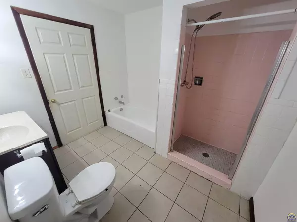 Topeka, KS 66604,1728 SW Fairlawn RD