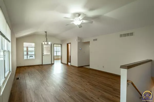 Topeka, KS 66614,7237 SW 23rd CT