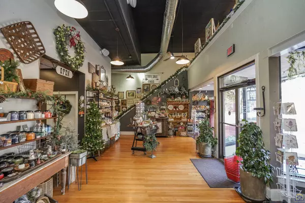 Holton, KS 66436,409 New York Ave