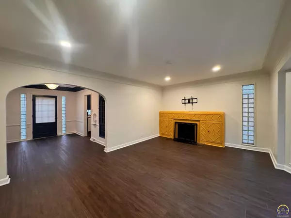 Topeka, KS 66611,317 SW Hillside DR